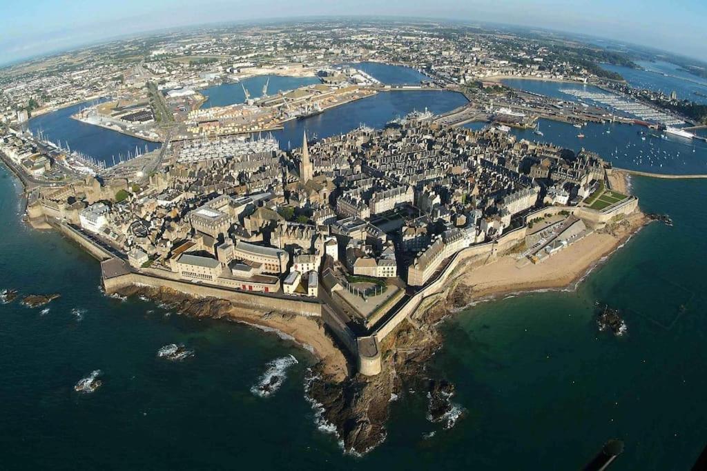 La Au Fond Du Jardin - 300m De La Séjour chez l'habitant Saint-Malo